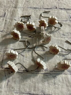 WHALINE BOHO FLORAL SHAPED CURTAIN HOOKS WHITE FLOWERS & PINK ACCENTS SILVER(12)